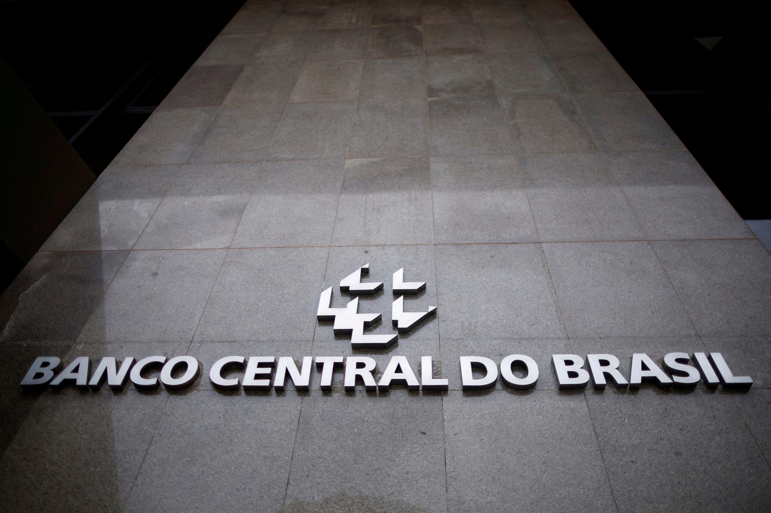mercado-financeiro-mantem-pressao-sobre-juros-e-projeta-selic-a-13%-diante-de-inflacao-resistente
